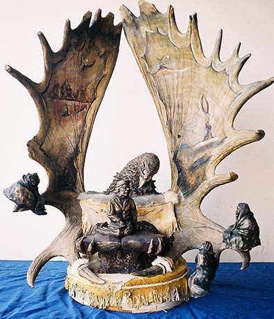 Livre d'artiste : sculpture, bois d'orignal peint, terre cuite, peau de caribou, fourrure, plume, cuir, perle et bois.