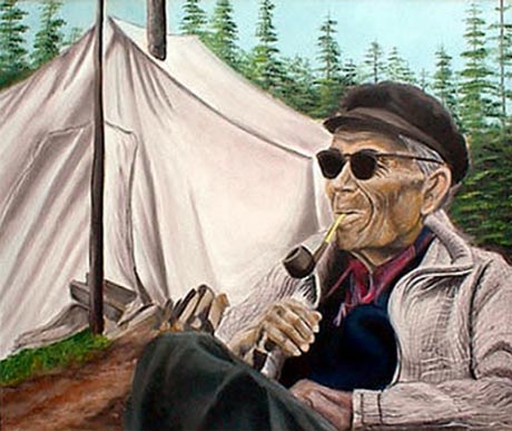 Portrait d'un vieil Innu assis devant sa tente. Il porte une casquette de marin, des lunettes fum�es et fume la pipe.
