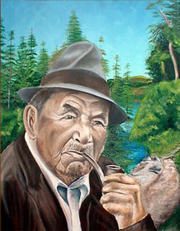 Portrait d'un vieil homme Innu devant une rivi�re dans la for�t. Il porte un chapeau en feutre gris et fume la pipe.