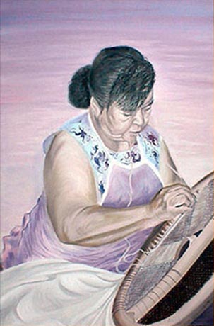 Portrait d'une a�n�e Innue en train de fabriquer une raquette. Elle porte un tablier de travail et tien un fil de babiche  dans sa bouche. Note : La babiche est faite de cuir dont on a retir� le poil en le faisant tremper. Il est ensuite �tir� pendant le s�chage puis d�coup� en longues courroies. 