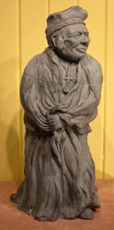 Statuette d'une vieille femme Innue en costume traditionnel; robe longue, ch�le aux �paules et bonnet.