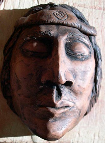 T�te d'Innu dont les yeux sont ferm�s.