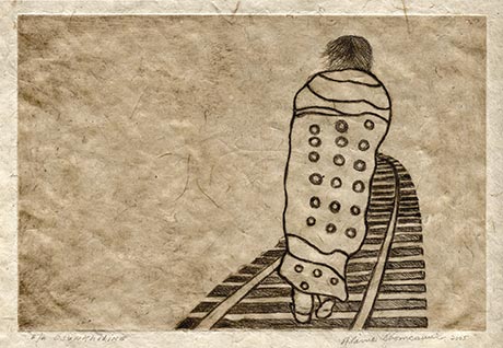 Un homme vu de dos et recouvert d'une couverture marche sur des rails de chemin de fer.