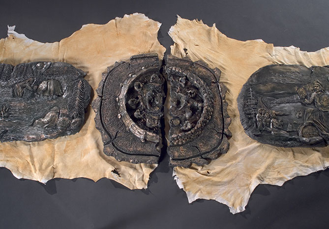 Deux �l�ments en demi-lune forment un cercle bris�. Les parties rapproch�es �voquent une faille et renvoient � deux univers distincts. Celui de l'�glise est froid et fait de pierres lourdes ; un autel porte le livre. � gauche, nous sommes dans un shaputuan, grande tente des Innus. Le sol fait de sapinage invite au recueillement. Sur chacun des demi-cercles sept figurines sont pos�es comme si elles assistaient � une c�r�monie.