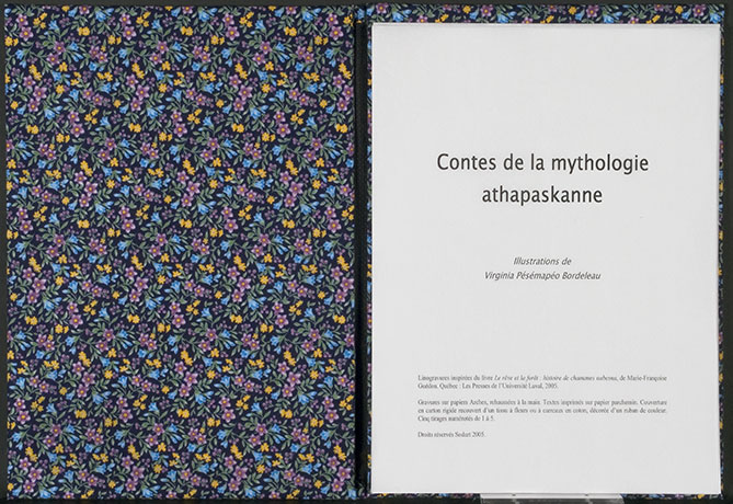Le bo�tier est ouvert; � droite, la page titre avec en bas de page les donn�es de l'ouvrage et, � gauche, l'int�rieur de couverture du bo�tier montrant un tissu � motif floral dans les tons de violet, de jaune et de vert sur fond noir.