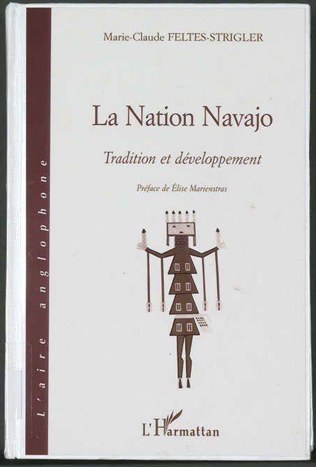 La nation navajo : tradition et d�veloppement joue sur la sobri�t� : fond blanc, lettres marrons et un esprit Katchina de la m�me couleur sagement fich�e bien au centre.