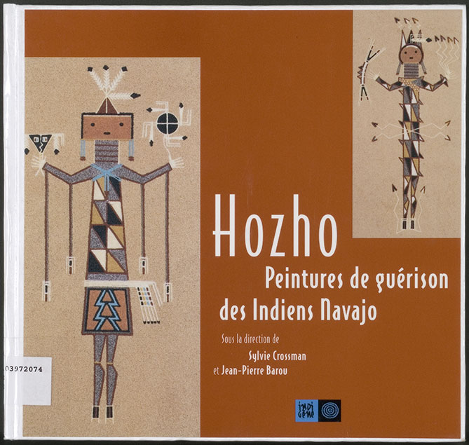 Hozho, peintures de gu�rison des Indiens Navajo arbore sur fond rouge�tre deux peintures sur sable typique des chamanes Navajo repr�sentant des esprits Katchina. Les formes g�om�triques des figures, en noir, blanc, bleu, gris et ocre se d�coupent nettement sur une surface couleur sable.