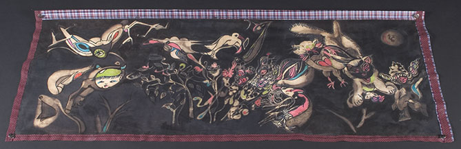 Sur une longue bande de coton noir, des feutres fluorescents dessinent dans une fr�n�sie d'enfer des animaux saisis en plein d�lit de transformations. Fulgurances de rose, de bleu et de vert pomme, chats et oiseaux toutes griffes dehors dans un vortex pulsatile z�brent l'espace de la toile d'�clairs fugaces.