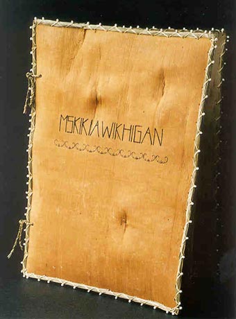 Assembly, bark, beeches ash wood, sweetgrass, beads and handmade paper. The book's cover is made of a piece of birchbark. Its edges are made from sweetgrass and white beads. The book's title is engraved with pyrography. The pages are handmade papers, incrusted with plants.