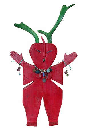 La petite d�esse rouge se tient droite avec les bras ouverts. Elle porte de grandes cornes vertes sur la t�te. Elle porte des bijoux aux poignets et �  son coup.