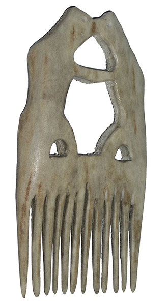 Peigne en os � douze dents. Il est de forme plut�t rectangulaire. Deux animaux sont sculpt�s sur la partie sup�rieure. Il s'agit vraisemblablement de deux ours debout se faisant face, leurs bras et leur museaux se touchant. Cette posture sugg�re l'affrontement ou l'affection car on dirait qu'ils s'embrassent.