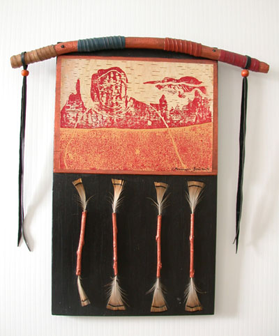 In Porte vers l’infini (Gateway to Infinity) a rectangular shape appears in the middle of the panel. It is flanked by wooden poles on each side, decorated with leather laces, feathers and beads.