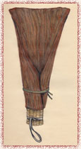 CR�CELLE EN �CORCE (pezagholiganisisiwan) : Rectangle d’�corce brune repli� sur lui-m�me, roul� et attach� par une courroie de cuir sur un �pi de ma�s � l’une des extr�mit�s.