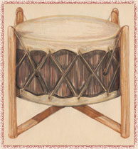 GRAND TAMBOUR (mistikwaskihk) : Tambour circulaire brun fonc�, muni de peaux tendues aux deux extr�mit�s, d�pos� sur un cadre fait de quatre pieux de bois crois�s.